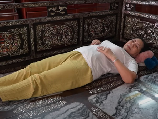 Phú bà ở Cần Thơ khoe chiếc giường trị giá 1,2 tỷ, mỗi ngày nằm 30 phút sẽ thấy điều kỳ diệu