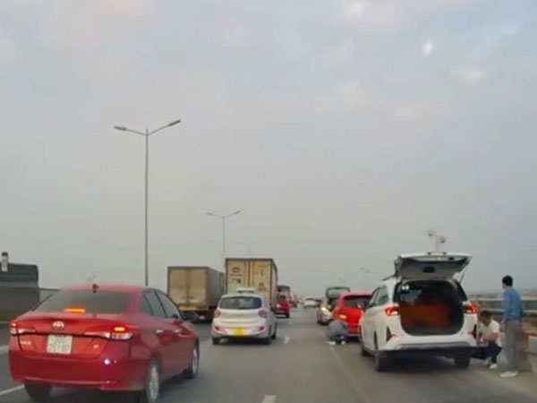 Xác định nguyên nhân khiến ô tô nổ lốp hàng loạt khi đang lưu thông trên cầu Thanh Trì
