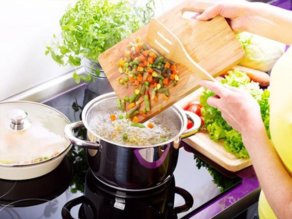 5 kiểu tiết kiệm trong bếp đang 'tiếp tay' cho cả tá bệnh tật, nhất là ung thư