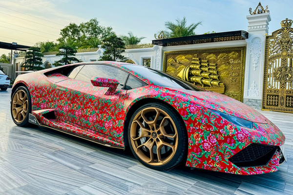 'Phú bà' 9x tậu Lamborghini Huracan tiền tỷ nhưng họa tiết 'chăn con công' mới hút mọi ánh nhìn