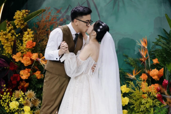 Thiếu gia hệ thống phở công khai kiểm kê phong bì sau đám cưới: Lộ diện nhân vật trao tờ tiền vô giá!