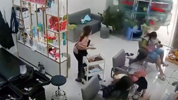 Tông 1 người tử vong, xe tải tiếp tục lao vào tiệm làm tóc ở Bắc Giang