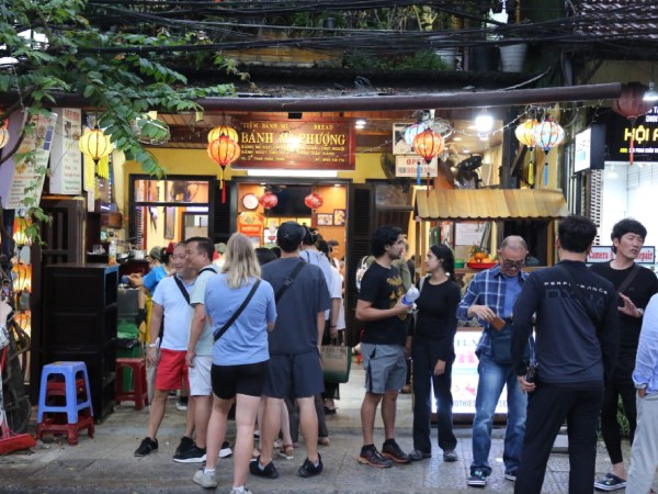 Bánh mì Phượng Hội An trở lại sau 3 tháng bị đình chỉ, khách nước ngoài xếp hàng dài chờ mua