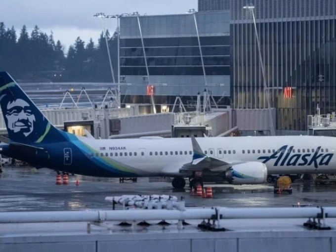 Nhiều hãng dừng khai thác Boeing 737 Max-9 sau sự cố bung cửa trên trời