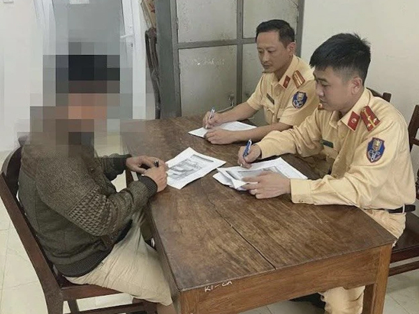 Xử phạt 7 người "chỉ điểm" chốt CSGT