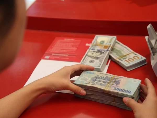 Giá USD tự do bất ngờ tăng vọt