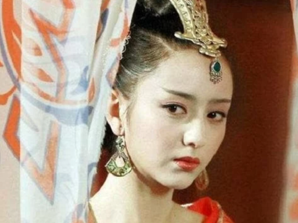 Bà vừa mới ra đời đã bị bỏ rơi, 3 ngày liền không ăn không uống vẫn không chết, 29 tuổi lại lên làm Hoàng hậu