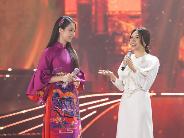 Mỹ Tâm nói gì phía sau hậu trường khiến MC Thuỵ Vân VTV xúc động?