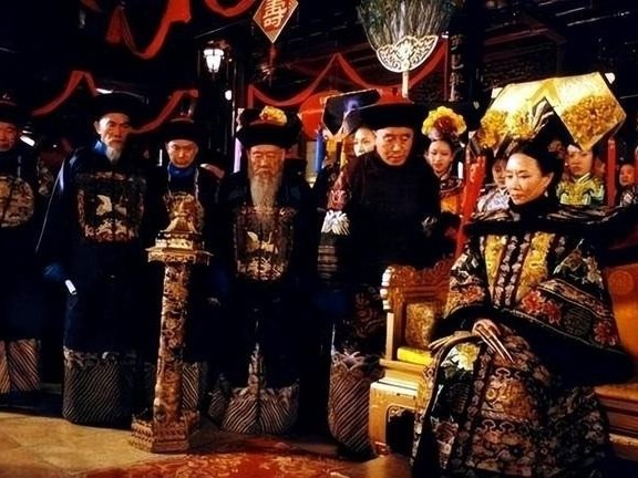 Từ Hi Thái hậu từng vay 100.000 lượng bạc khi tháo chạy khỏi Tử Cấm Thành, cách trả nợ 'có 1-0-2'