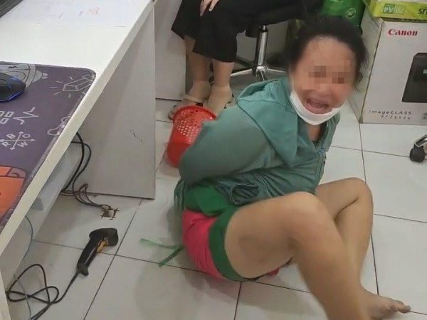 TP HCM: Bắt nóng người phụ nữ rút dao uy hiếp nhân viên F88