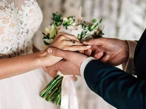 Lấy chồng không lấy trai cúi mặt, chọn vợ không chọn gái ngẩng đầu