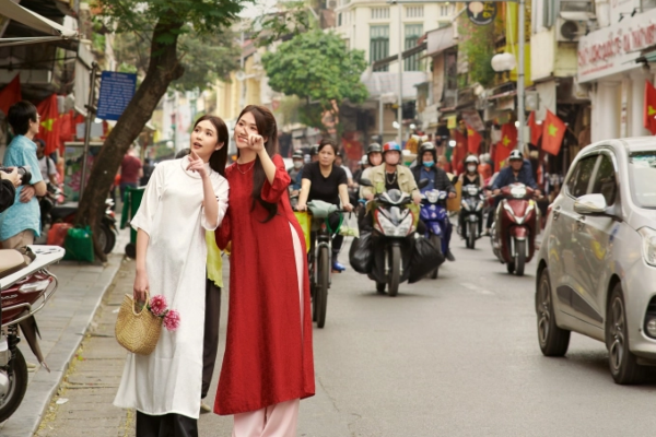 Hai 'ả tố nga' cùng khoe nhan sắc, gái xinh thật biết cách khiến fan nam đau đầu