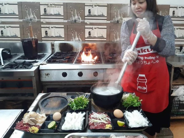Quán phở bát đá Hà Nội bán vài trăm suất mỗi ngày nhờ trải nghiệm khác lạ