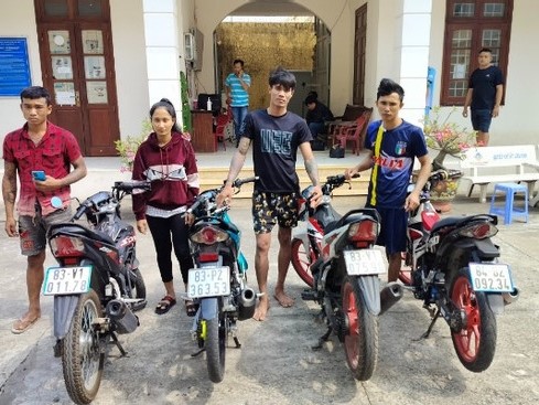 Bắt nhóm đối tượng giả danh cảnh sát để cướp tài sản người đi đường ở Long An