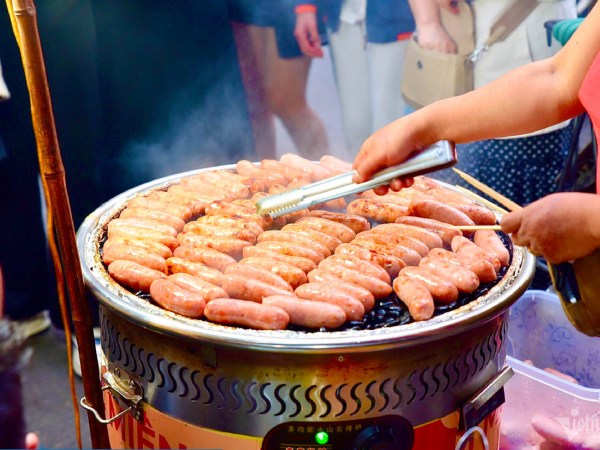 Lạp xưởng nướng đá hút khách xếp hàng, quán vỉa hè ngày bán vèo vèo 2.000 chiếc