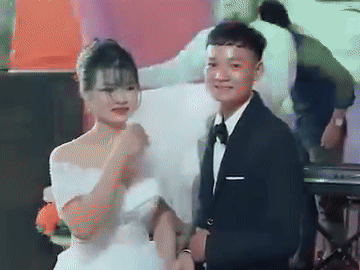 Cô dâu - chú rể và nụ hôn đầy 'giông bão' khiến dân tình đồng cảm