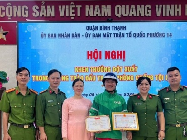 Tài xế xe ôm công nghệ nghi có ma túy trong gói hàng, liền giao cho công an