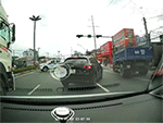 Clip: Xe chở thuốc lá lậu 'điên cuồng' lao vào phương tiện của lực lượng chức năng trên phố