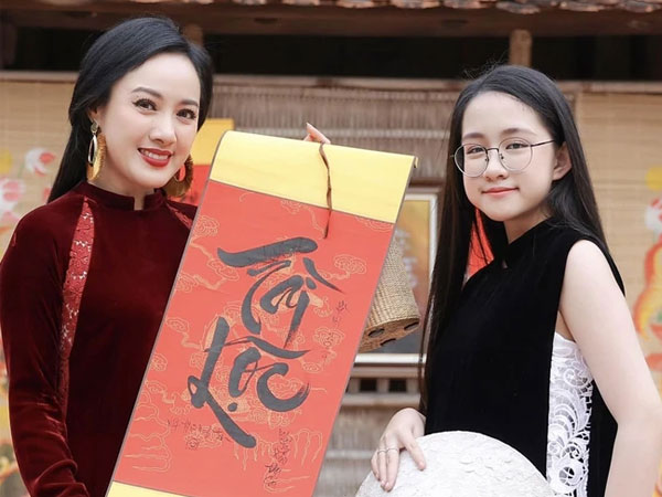 BTV Hoài Anh lần đầu đưa con gái tới trường quay, hai mẹ con sẽ 'đọ sắc' trên sóng VTV dịp Tết này?