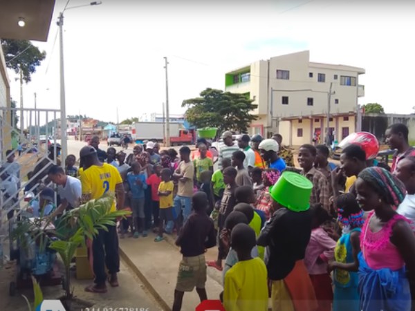 Món ăn vặt tuổi thơ của người Việt Nam đang gây sốt ở Angola, thu hút từ cách làm tới hương vị