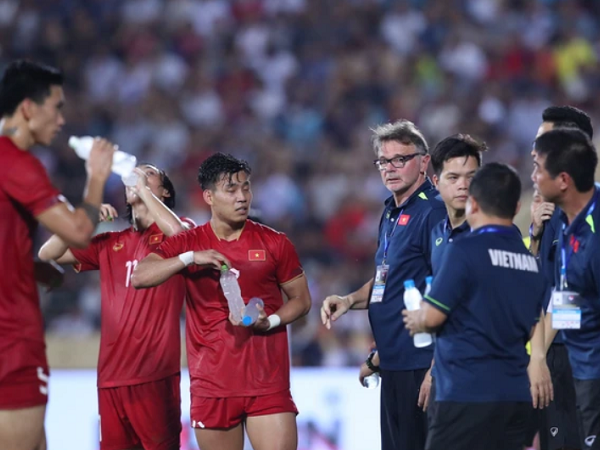 8 tuyển thủ có nguy cơ bị treo giò và phương án 'cẩn thận không thừa' dành cho HLV Troussier