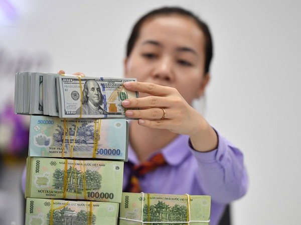 Giá USD ngân hàng tăng mạnh, có nhà băng bán ra vượt mốc 24.700 đồng