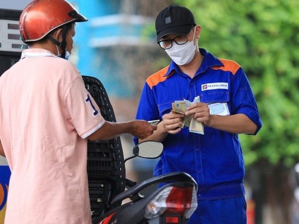 Vì sao giá xăng chỉ tăng 20 và 40 đồng/lít?