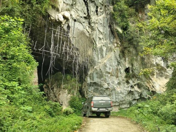 Hang động trong núi ở nơi cách Hà Nội hơn 100km, du khách nhận xét tới đây 'ngỡ như đi xuống địa ngục'