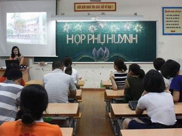 Đi họp phụ huynh cho con, ông bố chụp lại 1 bức ảnh nhận 'bão like': Nhìn đã thấy căng thẳng, đầy mùi... 'chiến tranh'!