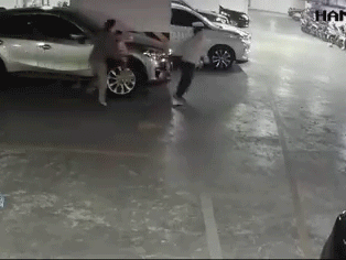 Kinh hoàng xe con đang lên dốc bỗng lùi thẳng vào người phụ nữ dưới hầm chung cư Hà Nội