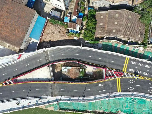 Không chịu di dời vì chê tiền bồi thường 13 tỷ đồng, gia đình sống trong khổ sở khi căn nhà trở thành 'kỳ quan'