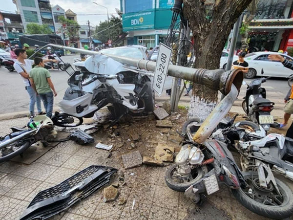 Cụ ông 80 tuổi điều khiển xế hộp tông gãy cột đèn, 'hạ gục' hàng loạt xe máy, ô tô giữa trung tâm thành phố Huế