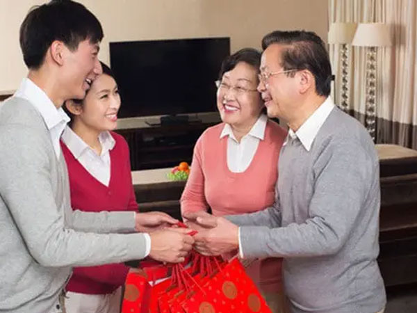 Yêu 3 năm toàn 'tay không bắt giặc', bỗng dưng sáng mùng 1 bạn trai khiến cả nhà vợ tương lai choáng váng vì quà Tết