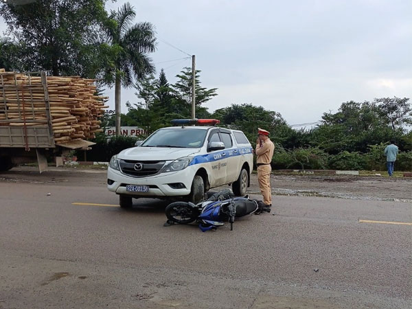 Tông vào xe CSGT, nam thanh niên tử vong