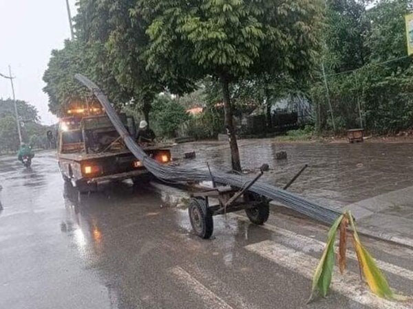 Va chạm với xe tự chế chở bó sắt dài cả chục mét, nam thanh niên tử vong thương tâm