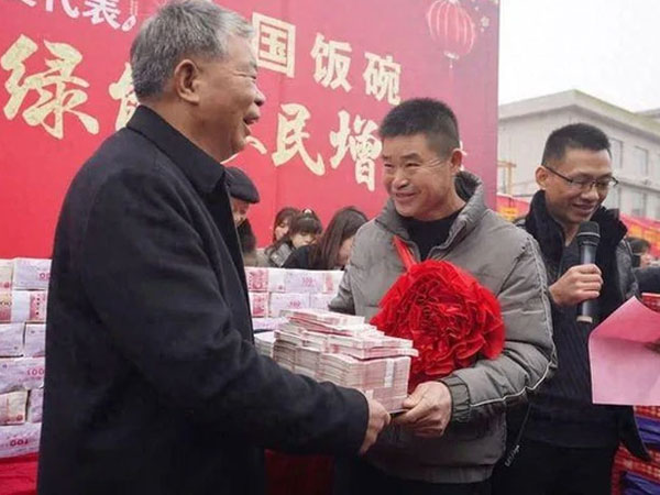 Cảnh phát thưởng cuối năm hoành tráng ở nông thôn Trung Quốc: Nông dân toàn nhận tiền tỷ, 'núi tiền' ai thấy cũng ham