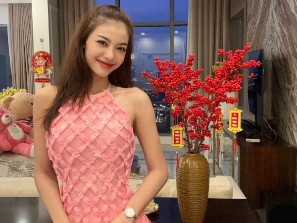 Lộ diện mẫu áo dài cách tân khiến sao Vbiz đụng hàng tới tấp, 'trùm cuối' cao có mét rưỡi mặc lên vẫn đẹp mê