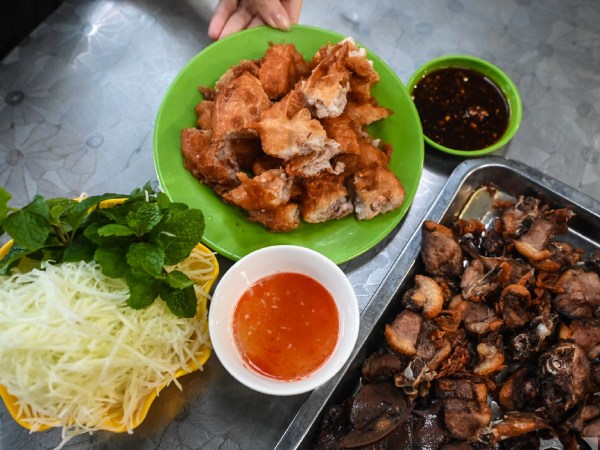 Quán bánh áp chao, vịt rán vỉa hè khách đông tấp nập, bán 2 giờ đã hết sạch hàng