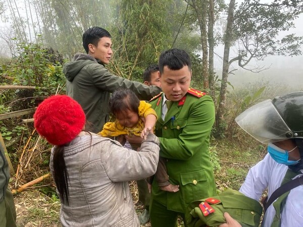 Lời kể của Thượng úy công an xã tìm thấy bé 2 tuổi bị lạc 31 giờ trong rừng rậm biên giới