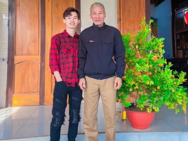 Gặp chàng trai 'lừa' bố đi 20km để làm chuyện không tưởng, 22 tuổi đã mua được nhà báo hiếu