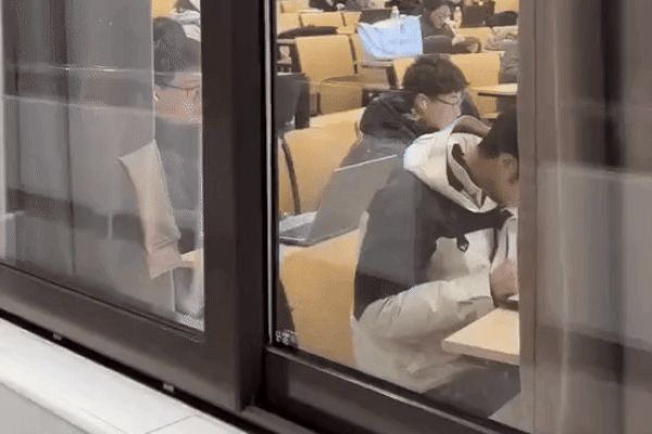 0h đêm giữa thời tiết âm 6 độ tại đại học số 1 Thượng Hải, đây chính là thế giới của các 'học bá'