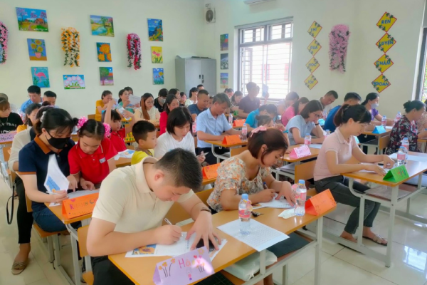 Tin nhắn lúc tối muộn của cô giáo khiến phụ huynh cười chảy nước mắt, học sinh thì run cầm cập: Tết sắp đến rồi, hoan hỉ người lớn ơi!