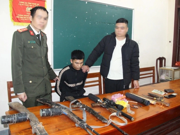 Khám xét nhà 'trùm' ma túy trẻ tuổi, thu giữ cả 'kho' vũ khí