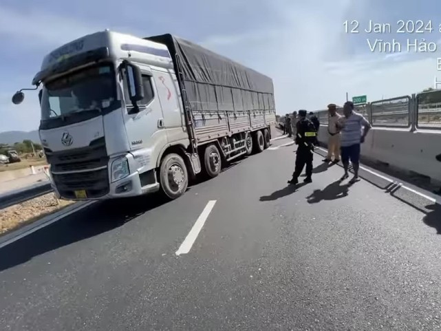 Khởi tố vụ án tài xế xe tải “chống đối” cảnh sát, bỏ chạy 20km trên cao tốc