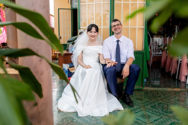 Chàng trai Bỉ lấy cô gái Đắk Lắk: Yêu nhầm chị gái được vợ như ý, ở rể làm nông vui như 'cá gặp nước'