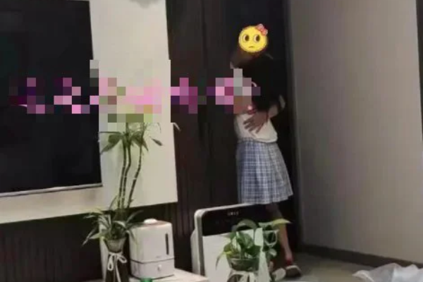 Đoạn video 'thân mật' của cha và con gái lan truyền chóng mặt: Cha con thân thiết đến mấy mà không có ranh giới thì hậu quả khó lường