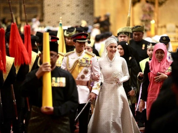 Đám cưới Hoàng tử Brunei: Cặp đôi đẹp như bước ra từ cổ tích, lễ đường xa hoa lộng lẫy đến từng chi tiết