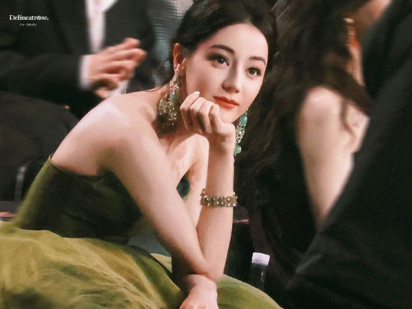 Địch Lệ Nhiệt Ba gây xôn xao tại Đêm hội Weibo 2023: Đi muộn về sớm, bị bắt gặp khoảnh khắc ngủ gật