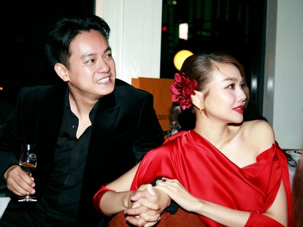 Thanh Hằng phát 'cẩu lương' bên ông xã: Nắm chặt tay kè kè suốt sự kiện, ánh mắt tình tứ nhìn phát biết vợ chồng son