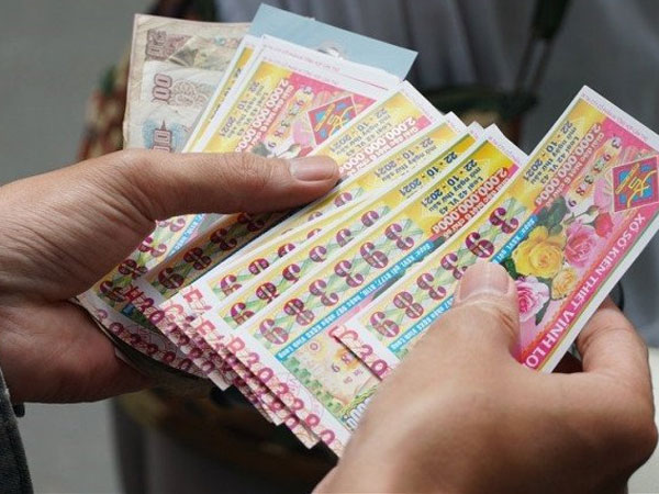 Hai người đàn ông nghèo trúng số độc đắc, bỗng dưng có 1.5 tỷ đồng và cái kết khiến hàng xóm không ngờ tới